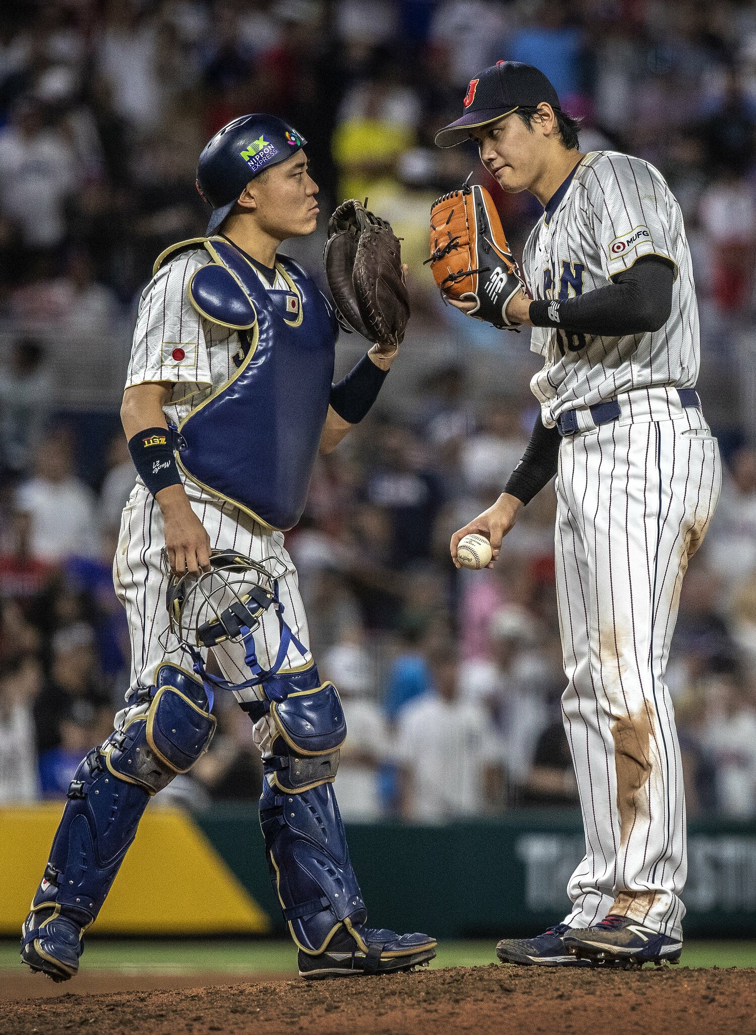 WBC決勝9回、リリーフのマウンドに立った大谷翔平と話す中村悠平　©JIJI PRESS
