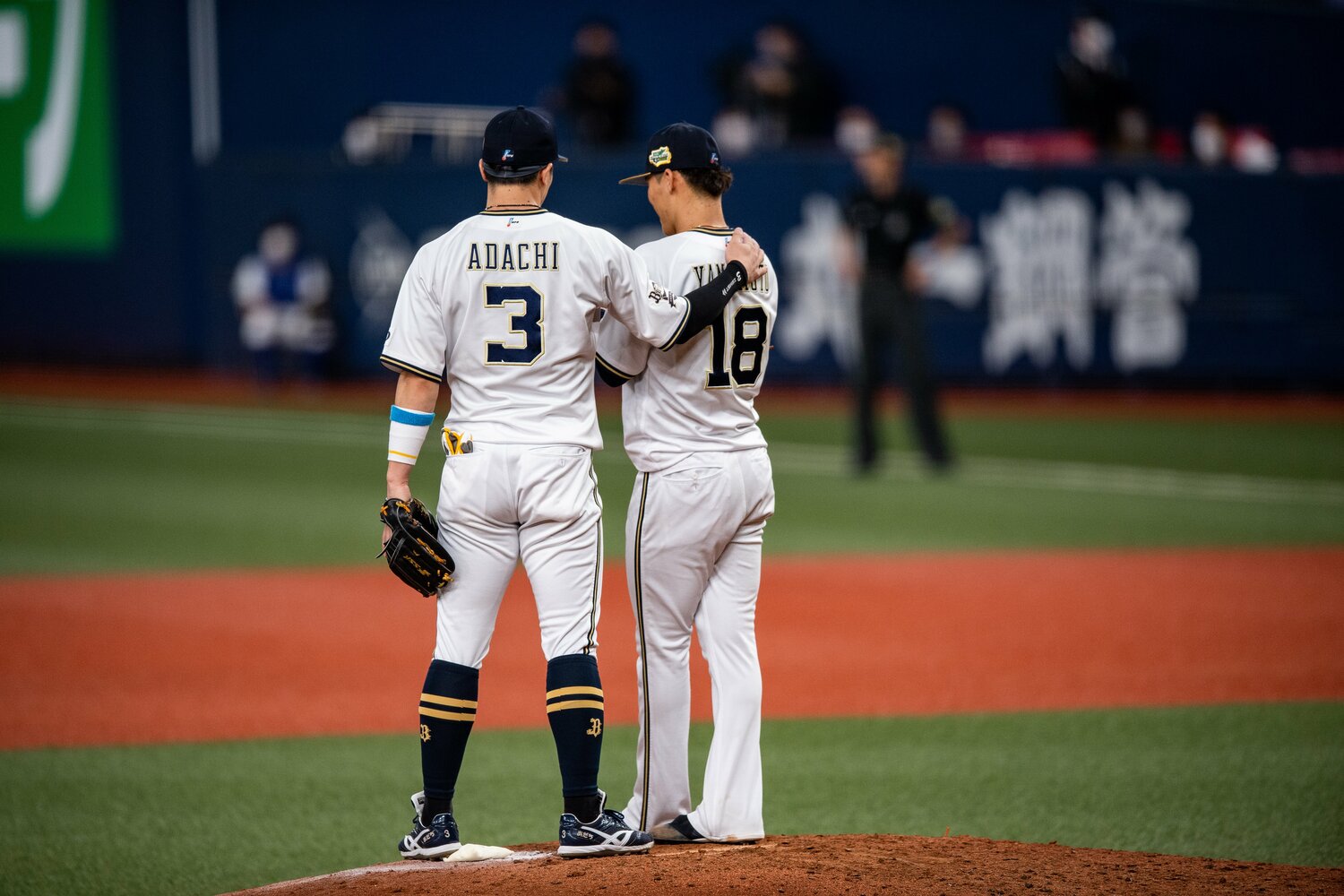 山本由伸のもとへ駆け寄り、そっと言葉をかける安達　©︎Nanae Suzuki