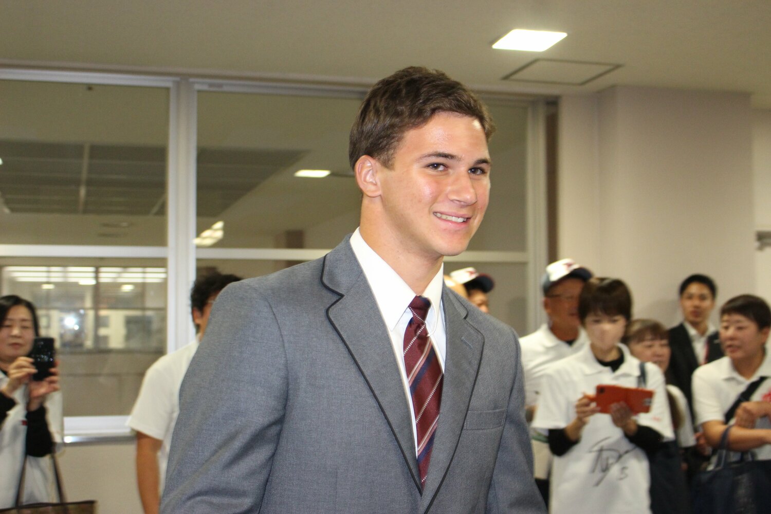 指名を受け、ようやく表情を崩したモイセエフ