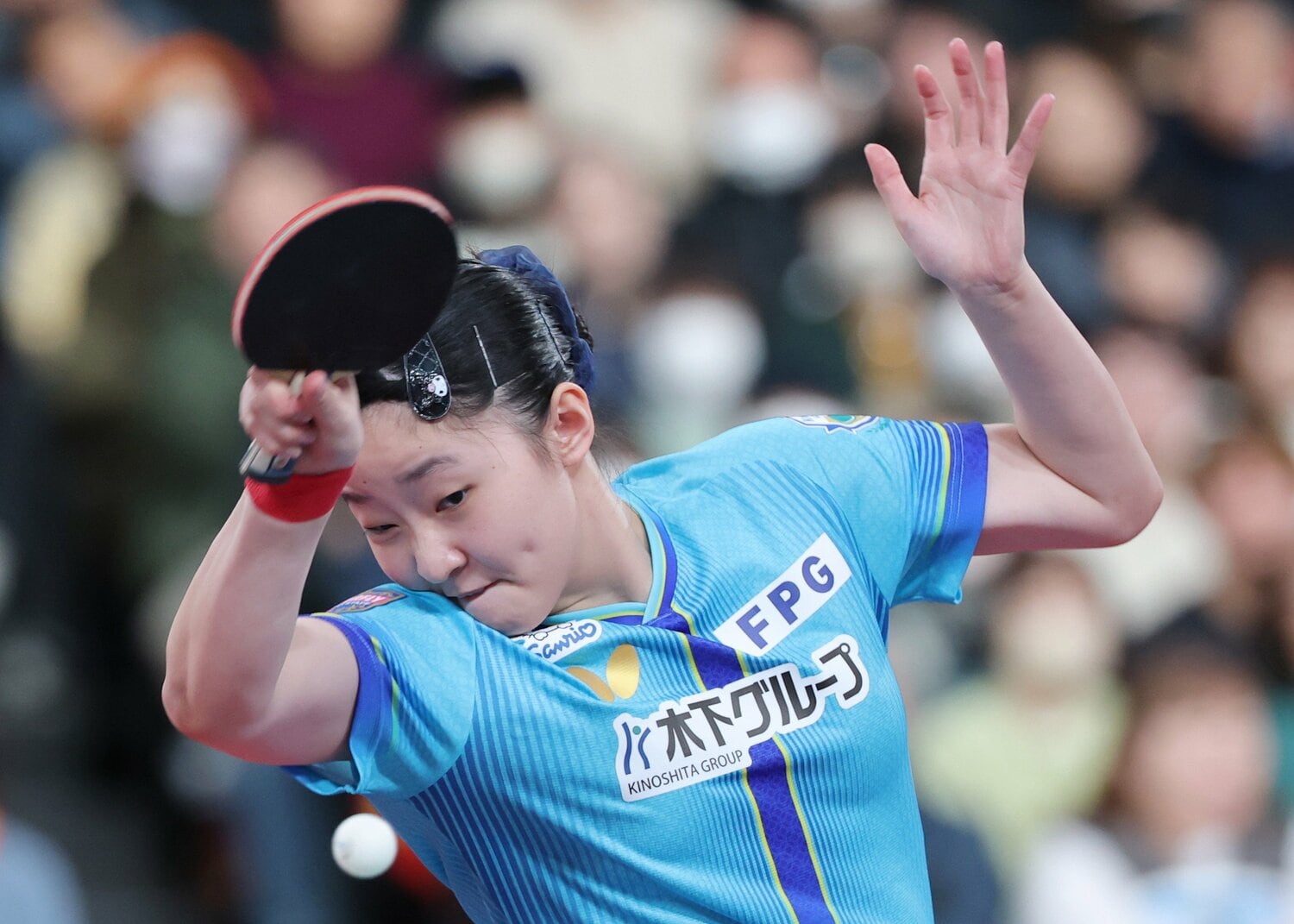 決勝の早田戦でプレーする張本 ©JIJI PRESS