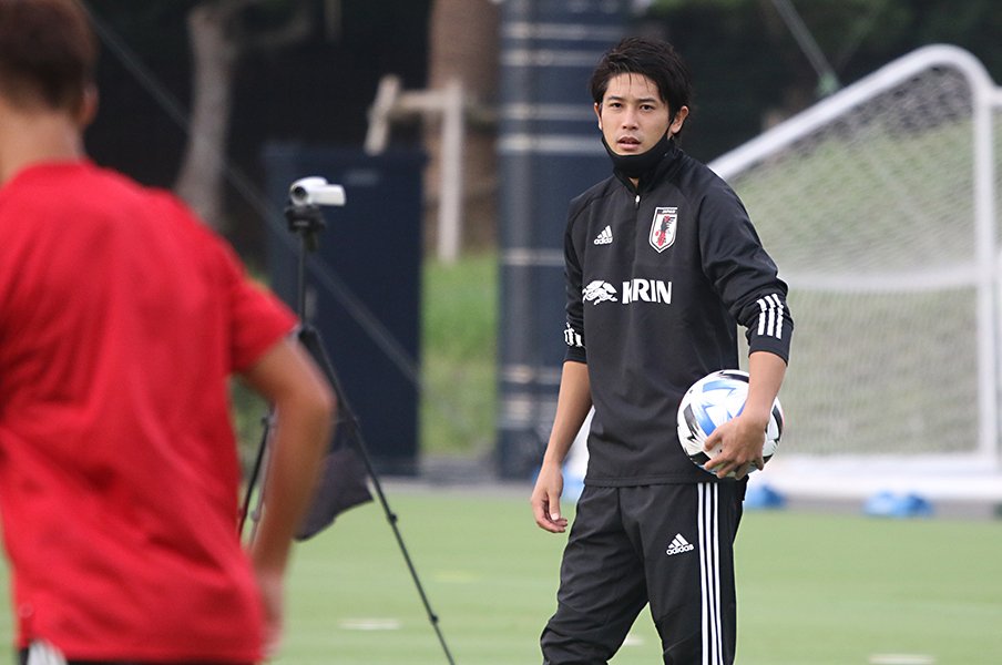 内田篤人のコーチ姿を見てよみがえった14年前の記憶 U 19日本代表の仲間は本当に大切な存在 サッカー日本代表 Number Web ナンバー