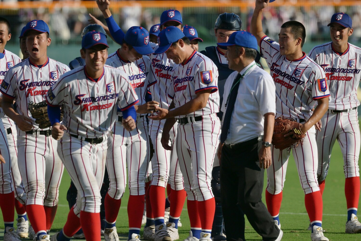 坂原秀尚監督にウイニングボールを渡す下関国際ナイン ©Hideki Sugiyama