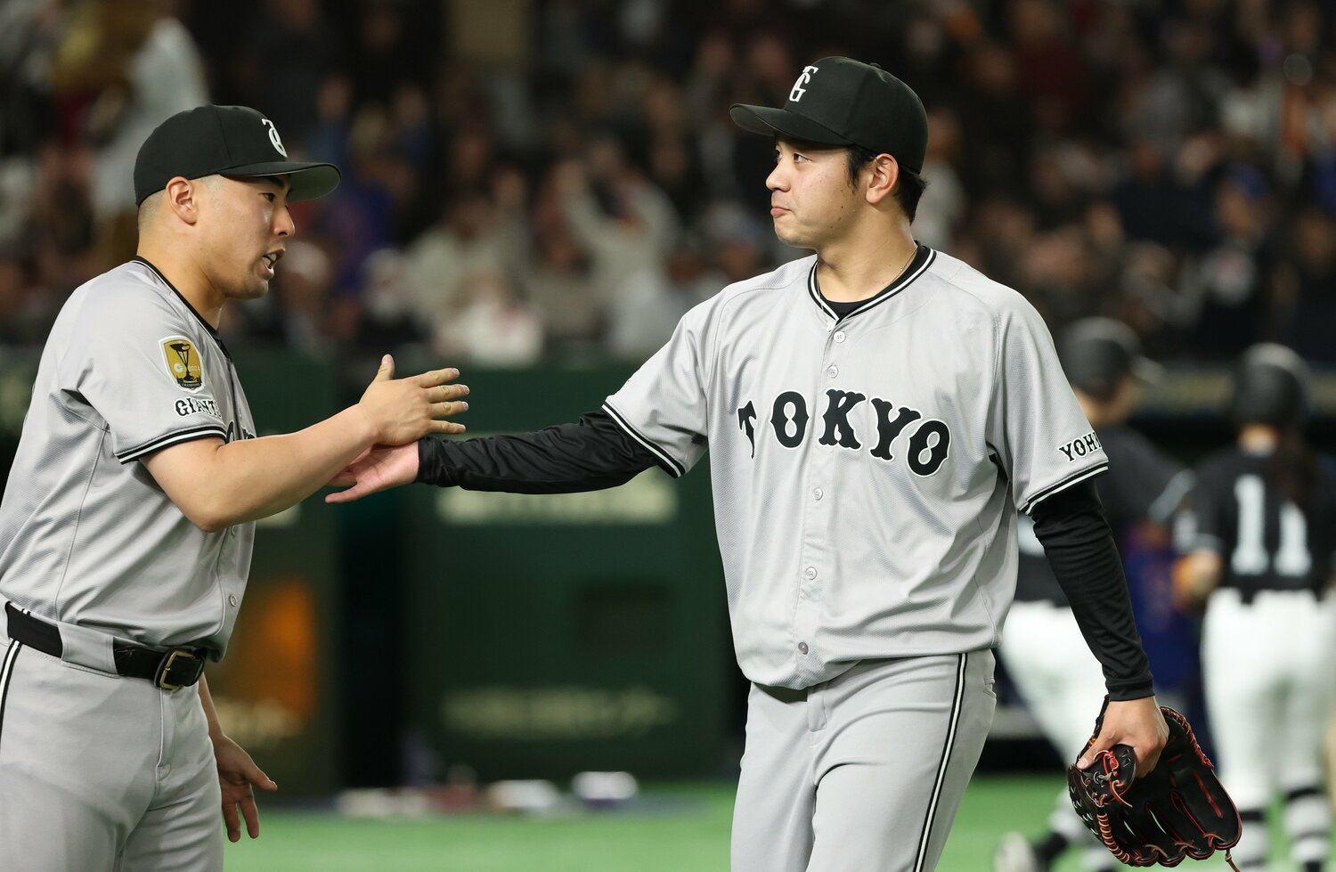 MLB東京シリーズのカブス戦で3イニングを投げ3奪三振無失点に抑えた石川達也（右） ©︎JIJI PRESS