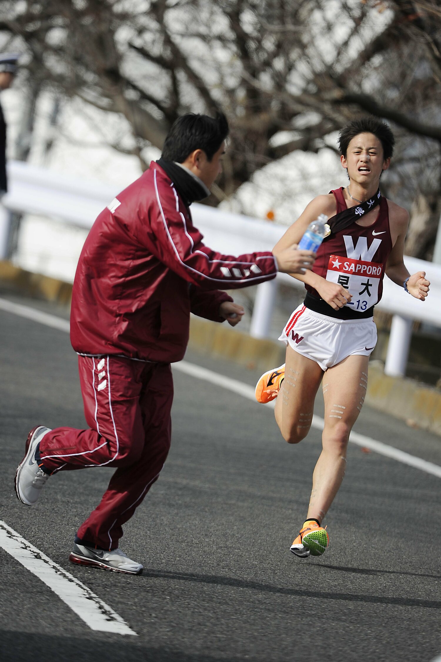 2011年の箱根7区を走る三田と、並走する渡辺康幸監督　©AFLO