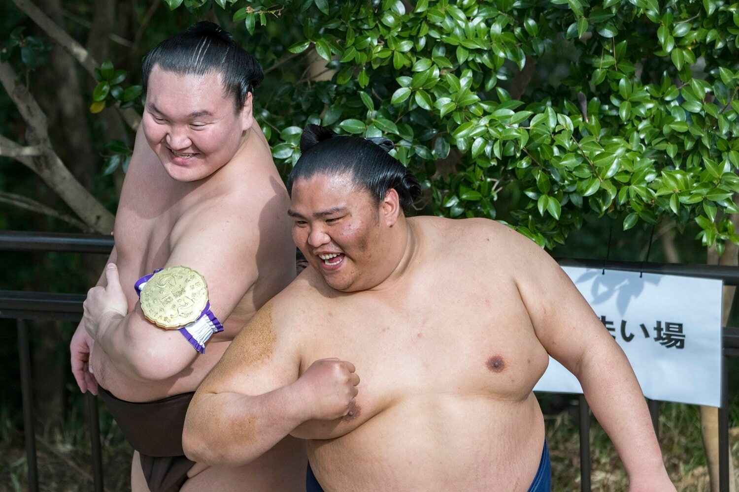 2018年、神宮奉納大相撲でポーズを決める白鵬と御嶽海 ©Takuya Sugiyama