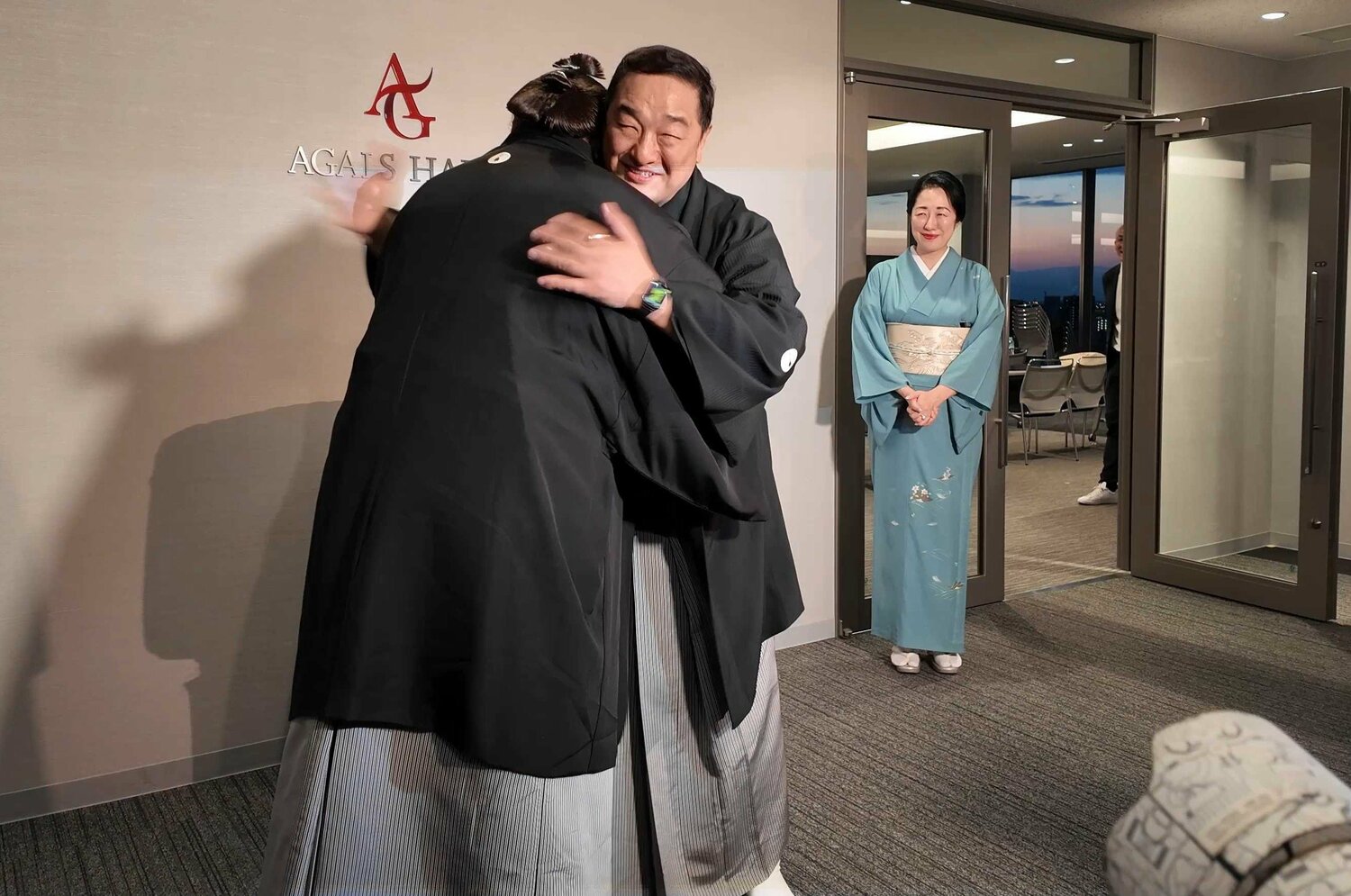 祝賀会会場でひしと抱き合う安青錦と安治川親方。安青錦は翌日の会見で「(師匠に)ハグをしていただいたので、それが一番印象に残ってます」と語った ©Takuya Sugiyama