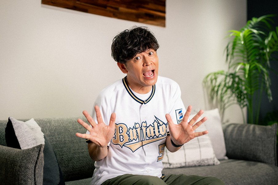 「143試合、常に声援を送り続ける」ますだおかだ・岡田圭右が語る、バファローズ愛と芸人人生を支える“のどケア革命”＜Number Web＞ photograph by Asami Enomoto