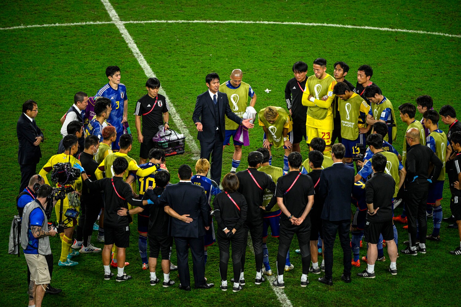 試合後、森保一監督を中心にピッチで円陣が組まれた　©Takuya Sugiyama/JMPA