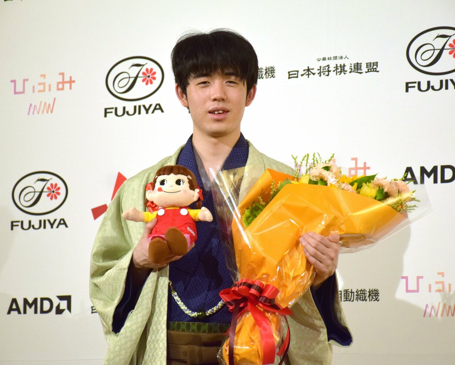 叡王位を防衛した藤井　©JIJI PRESS