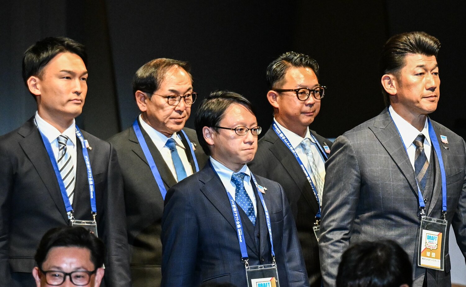 ドラフト会議に臨むベイスターズの面々。左端が長谷川スカウト部長 ©Nanae Suzuki