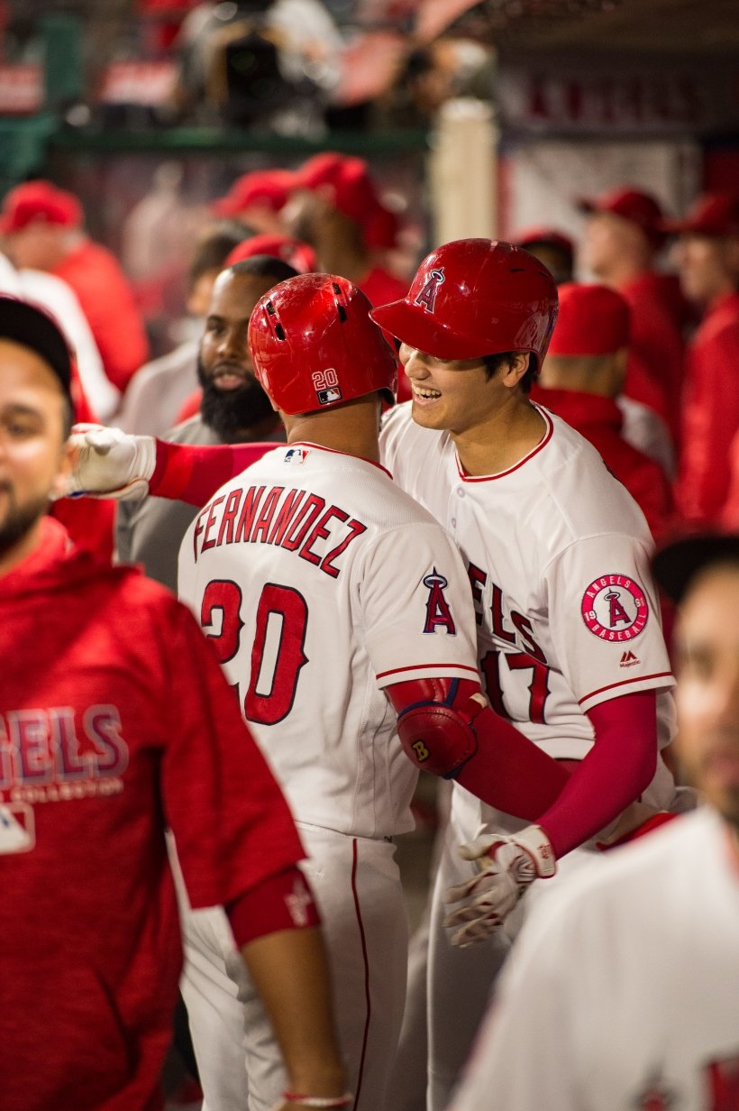 フェルナンデスとじゃれあうエンゼルスの大谷翔平（2018年）©Nanae Suzuki