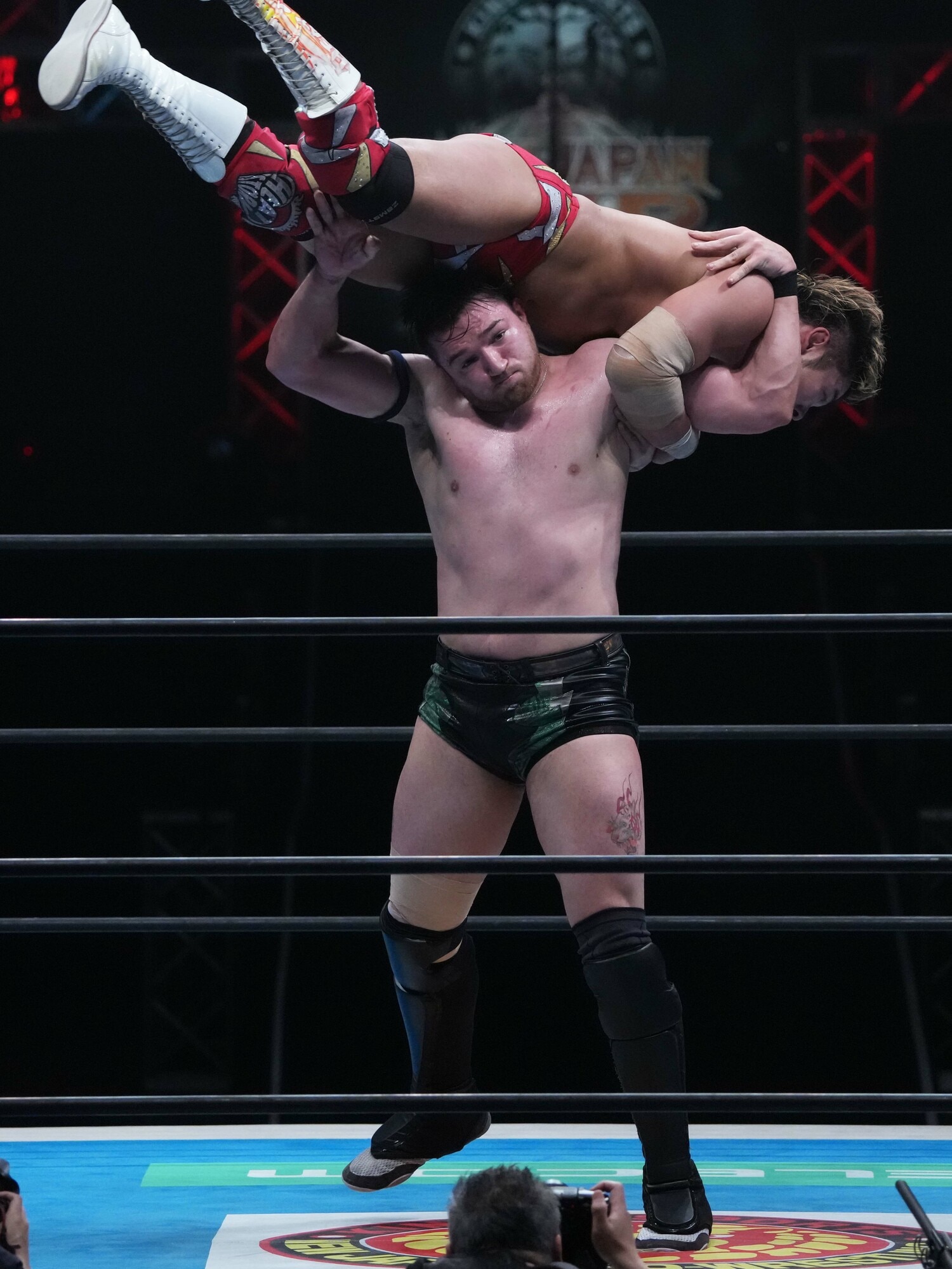 担ぎ上げてスピンして落とすカラム・ニューマンのフィニッシュ「Make Way」。3月21日、アオーレ長岡 ©Essei Hara