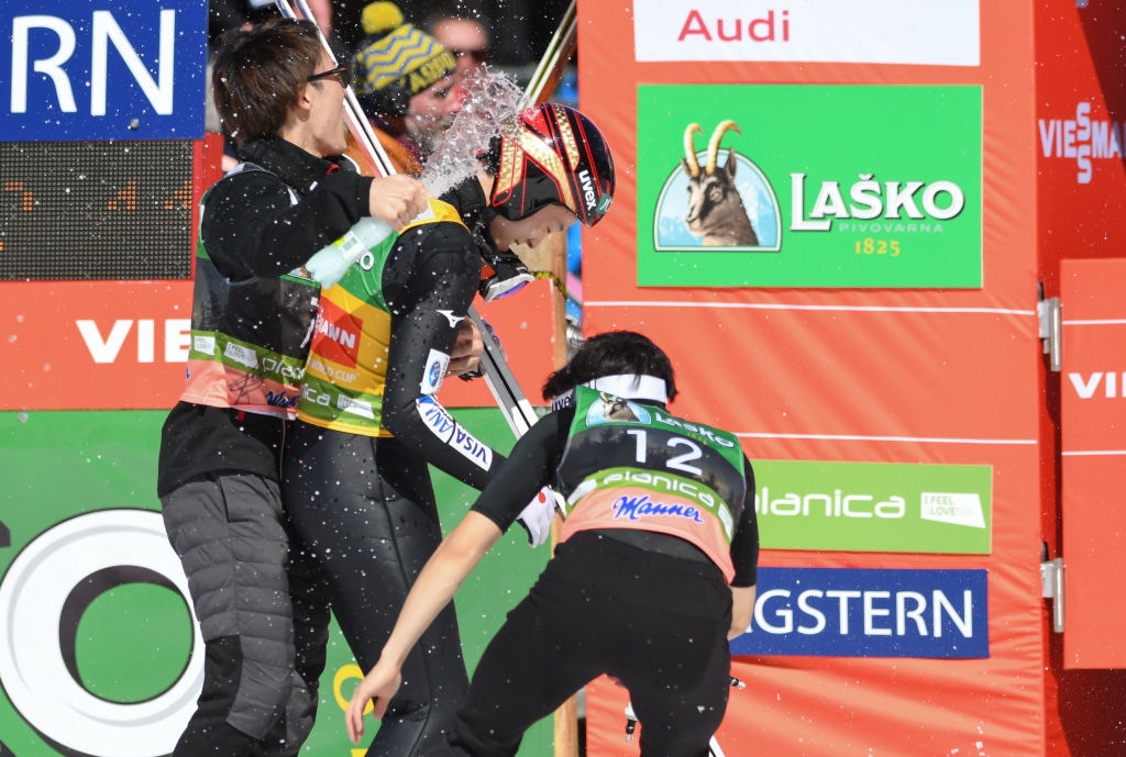 2019年のジャンプ週間で優勝して祝福される小林　©Getty Images