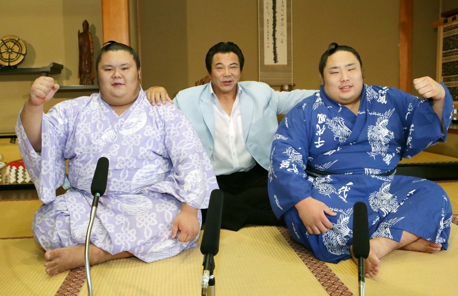 2013年、十両昇進が決まった千代丸（左）と弟ですでに十両だった千代鳳と一緒にポーズをとる九重親方　©︎JIJI PRESS