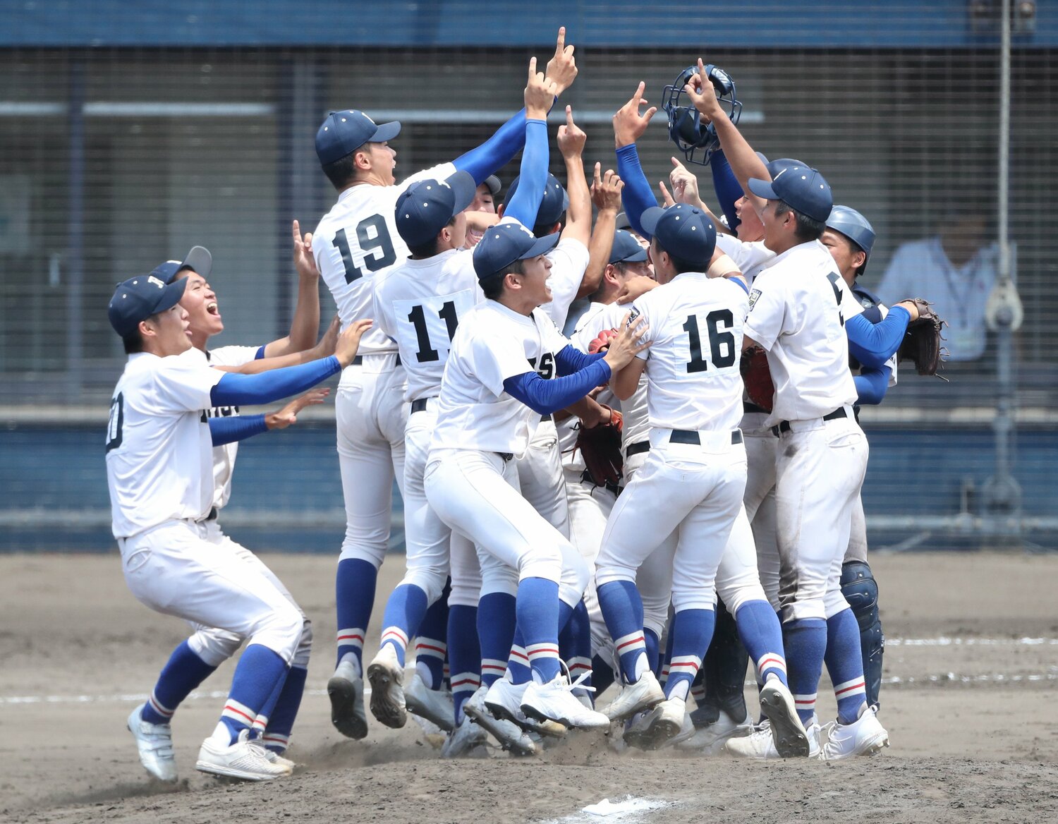 大阪桐蔭を破り4年ぶり5度目の甲子園出場を決めた履正社高の選手たち　©JIJI PRESS