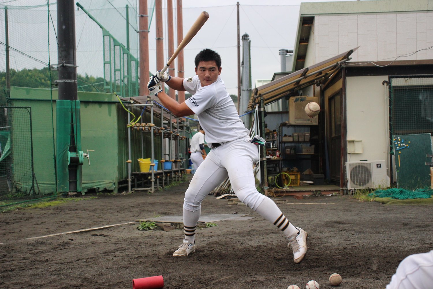真剣な表情でバッティング練習に取り組む前田　©Yu Takagi