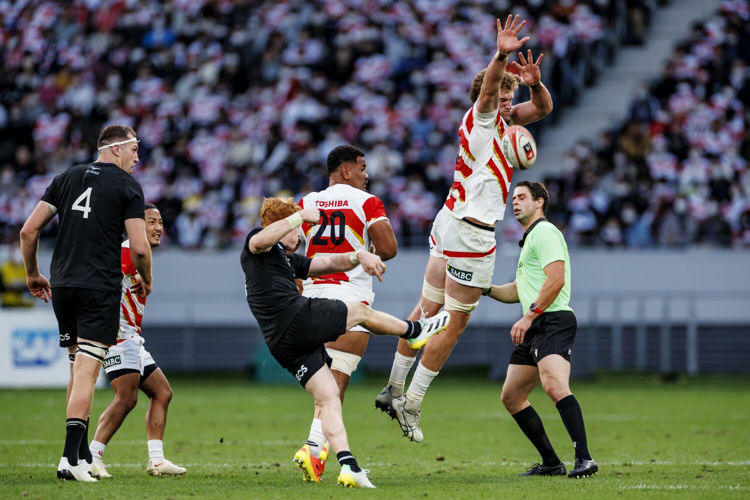 LOワーナー・ディアンズが猛烈なチャージで相手キックを阻止　©︎Kiichi Matsumoto