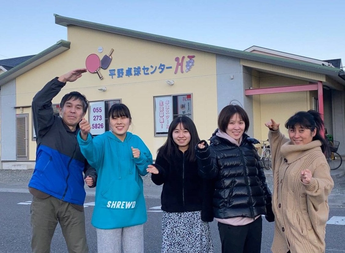 平野卓球センターの前で家族写真。左から父・光正さん、三女・亜子さん、次女・世和さん、長女・美宇さん、母・真理子さん　©本人提供