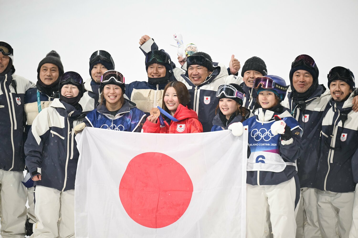 4人の笑顔が写真に収まった ©Nanae Suzuki/JMPA