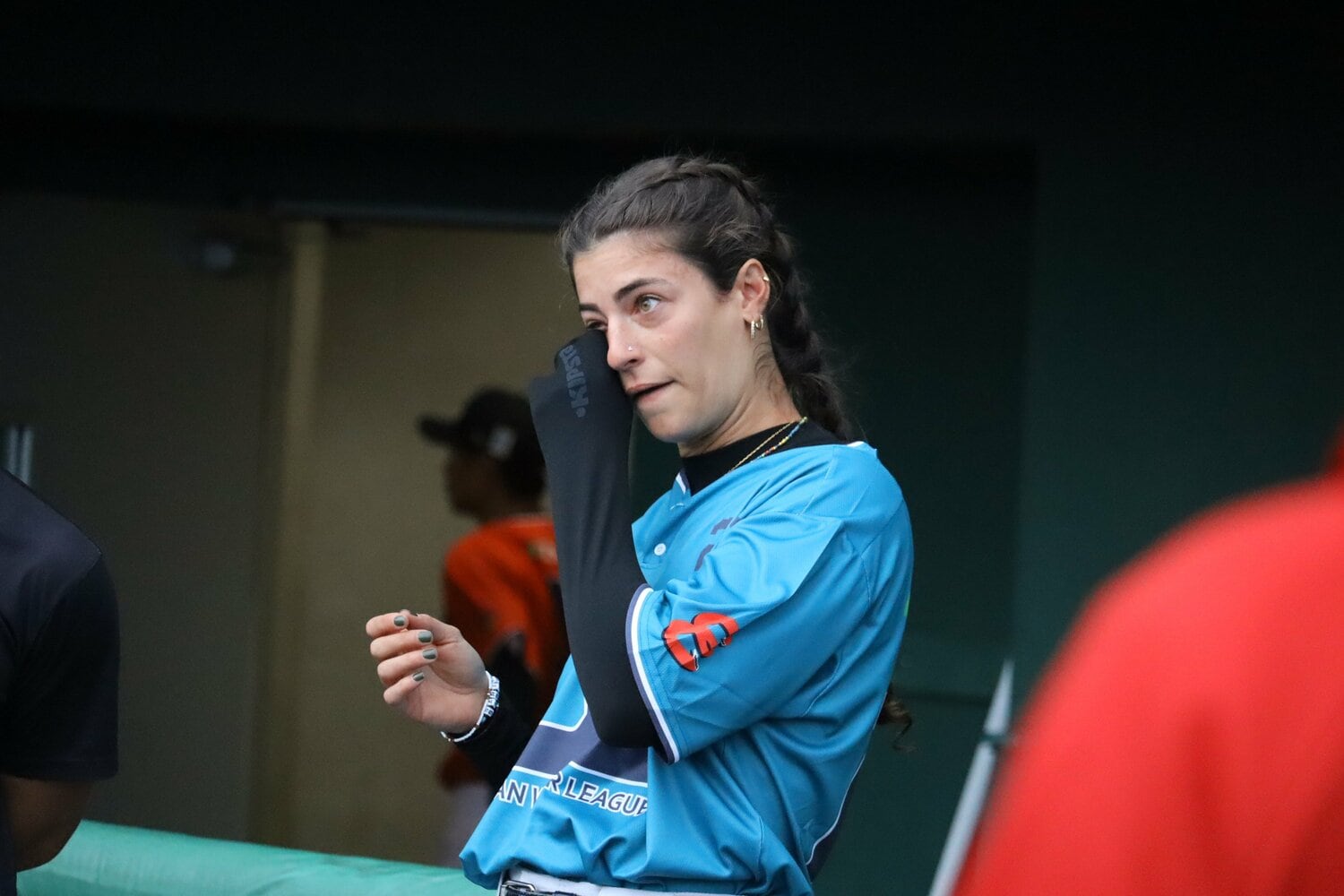 もらい泣きするサラさん。JWLではチームメートともに大いに奮闘した　©Kou Hiroo