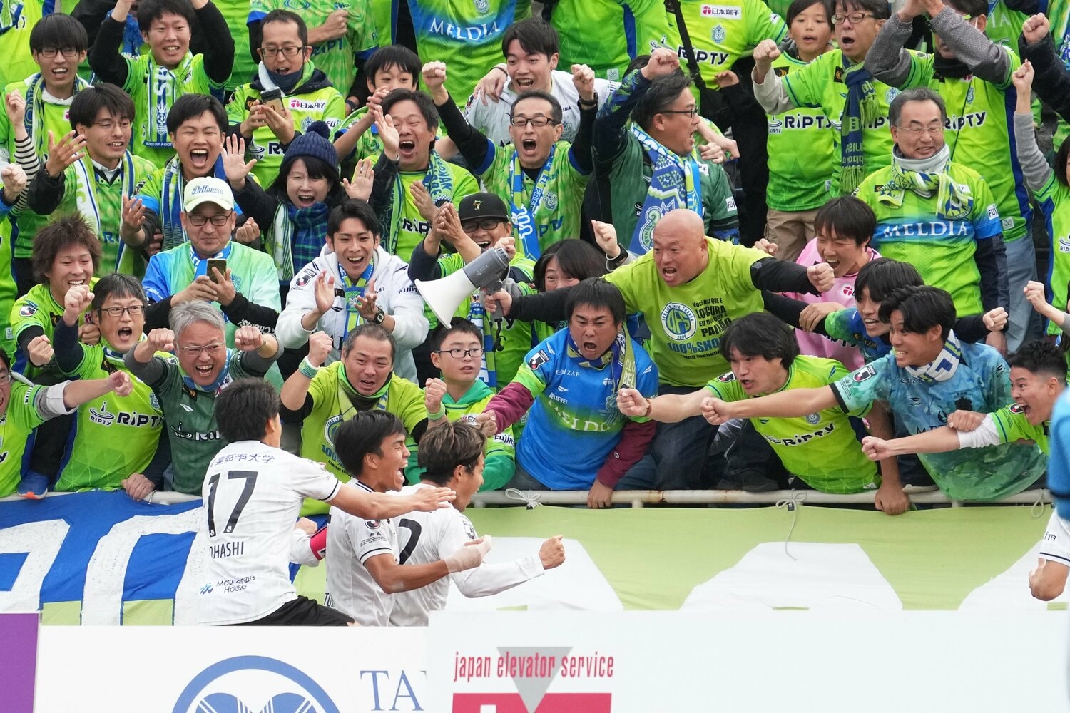 数少ないチャンスをものにした大岩一貴。湘南サポーターと喜びを分かち合う　©Etsuo Hara/Getty Images