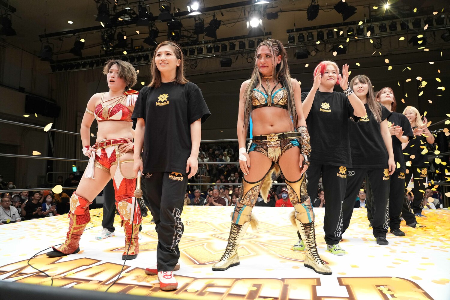 マリーゴールド旗揚げ戦、エンディングでマイクを託されたのは青野だった ©Essei Hara