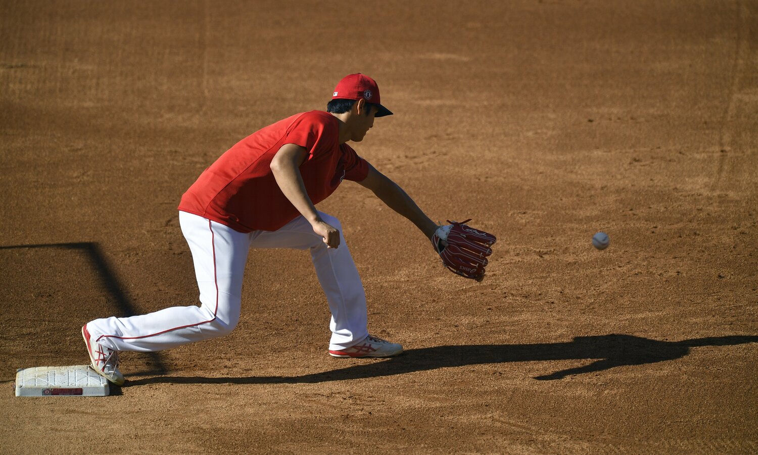 ウォーミングアップで内野の守備練習で汗を流す大谷翔平　©Getty Images