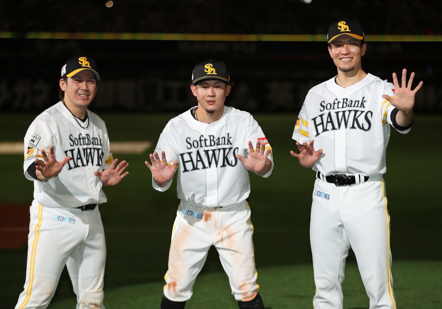 2022年シーズンの試合後の一コマ。左から甲斐拓也、牧原大成、千賀滉大 ©JIJI PRESS
