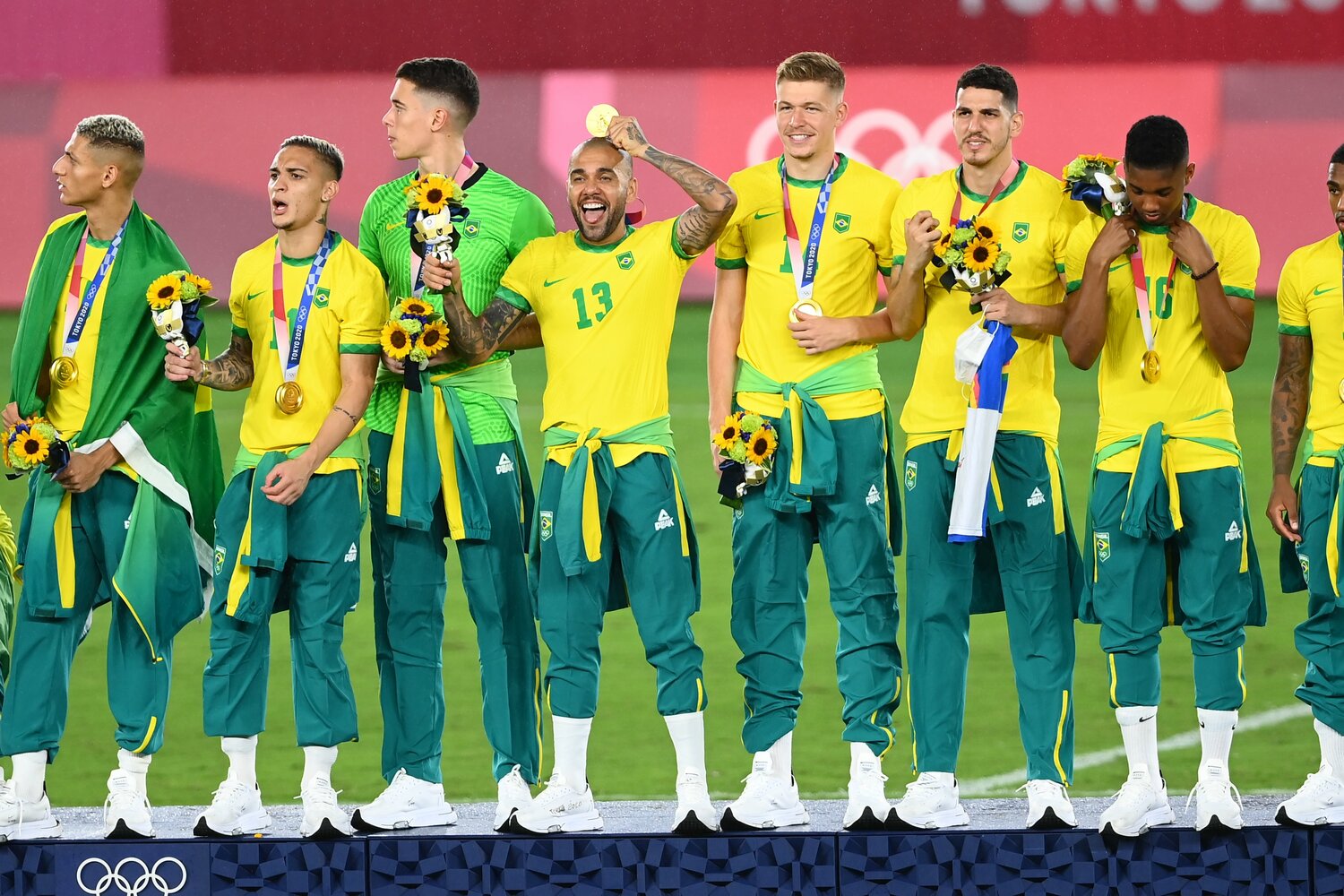 東京五輪で連覇を果たしたブラジル。アウベスもその一員だった（右から4人目）　©JMPA