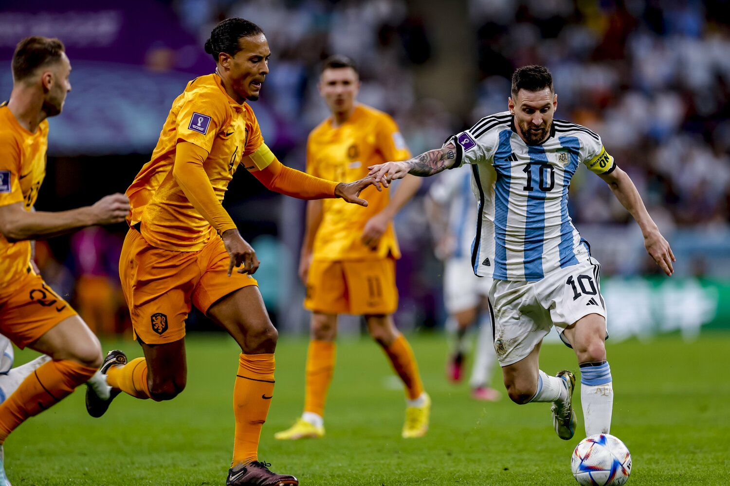 カタールW杯でのファンダイクとメッシ　©Kiichi Matsumoto/JMPA