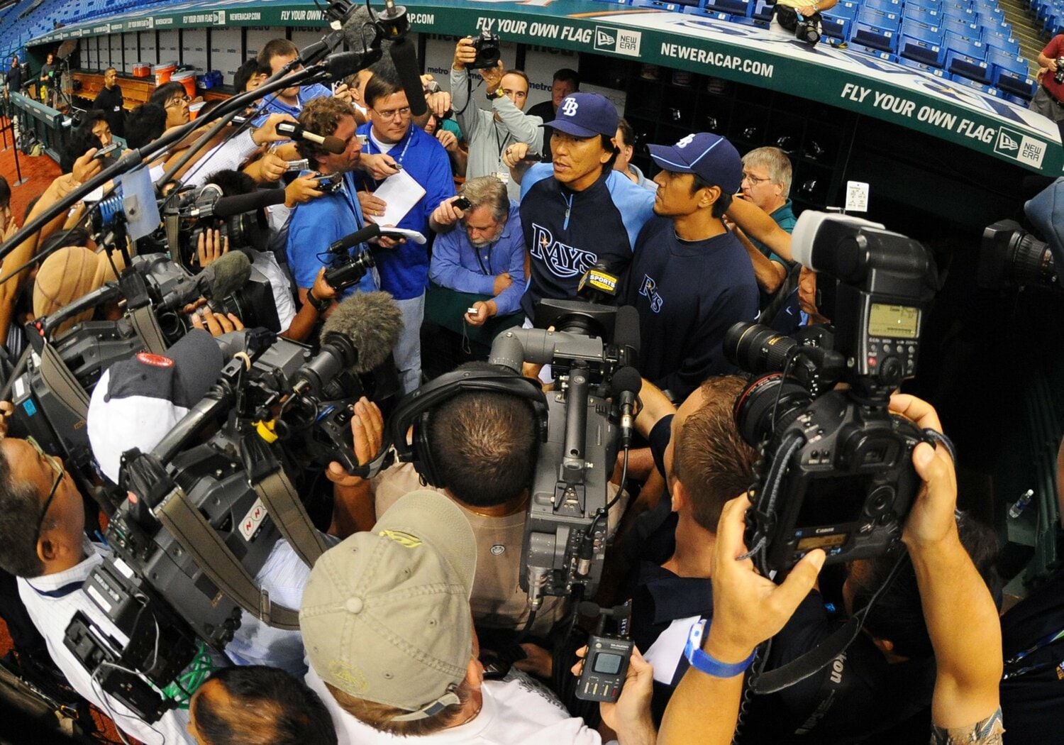2012年5月29日、レイズでメジャー昇格を果たし、記者陣に囲まれる松井秀喜 ©Getty Images