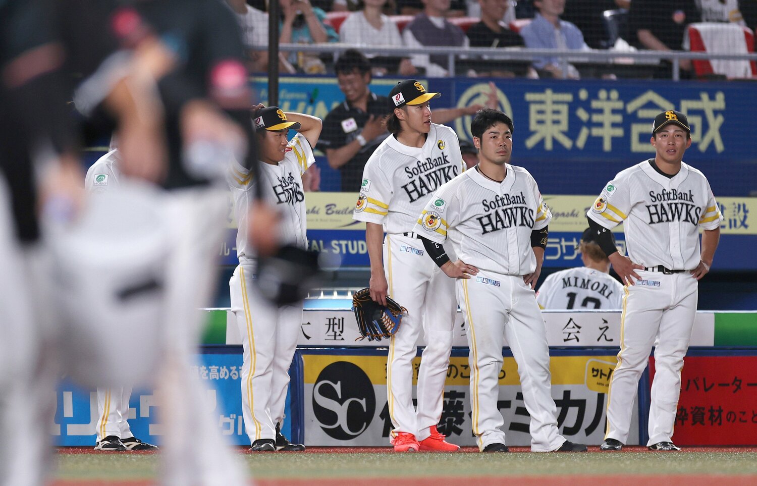 ロッテにサヨナラ負けし、呆然とする近藤健介、柳田悠岐らソフトバンクの選手たち ©JIJI PRESS