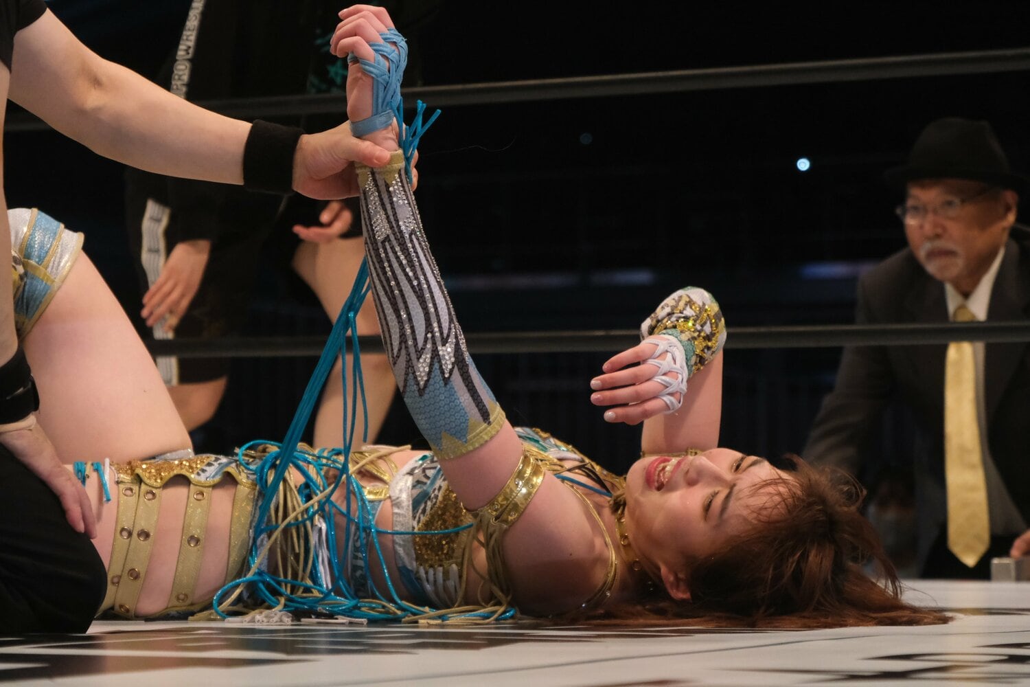 梅咲の丸め込みも返した上谷はフランケンシュタイナーで勝利