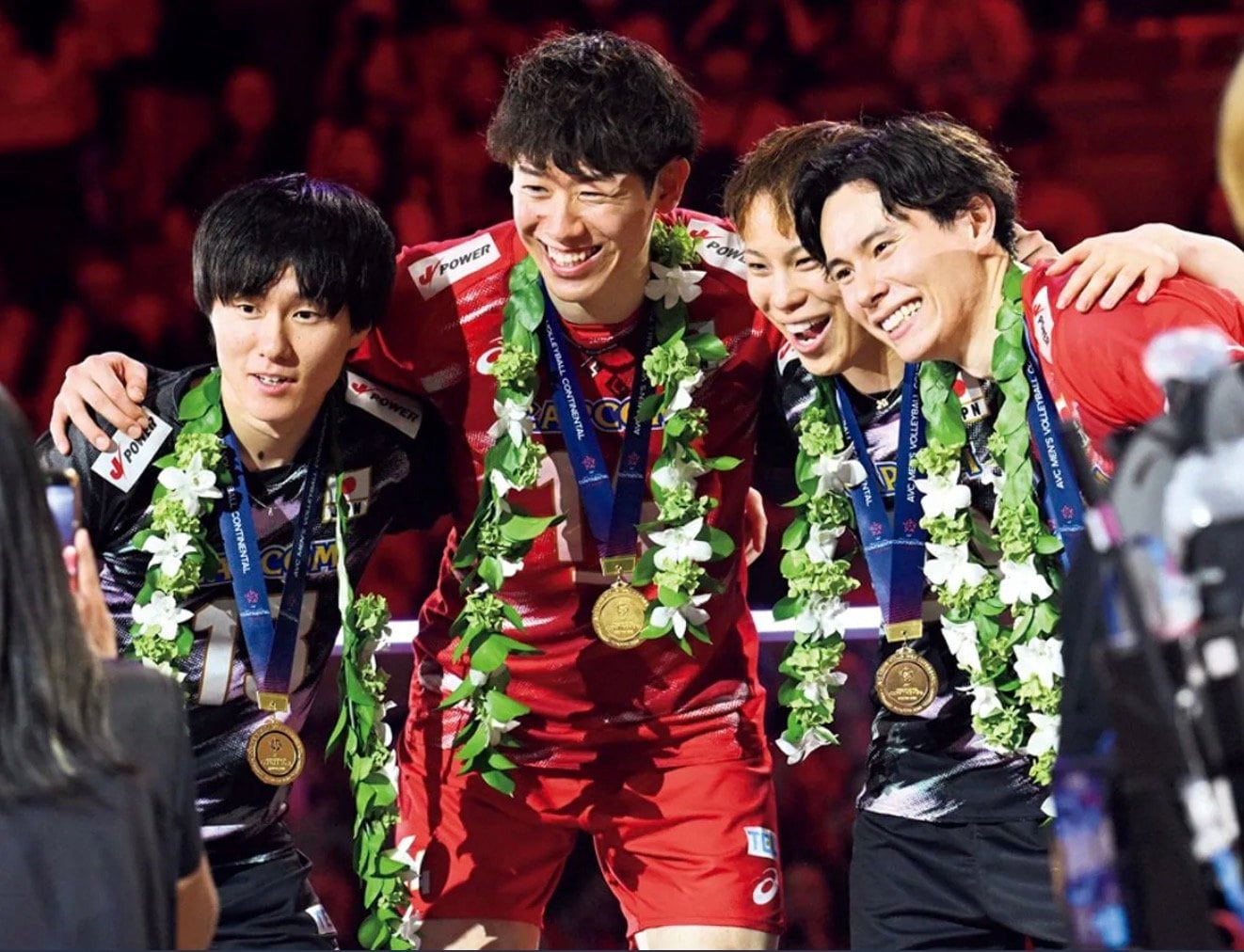 今年9月のアジア選手権で優勝。決勝で名前を呼ばれなかった小川(左)は悔しさを押し殺し、「自分ができる準備」をしようと切り替えた ©Mainichi Newspapers / AFLO