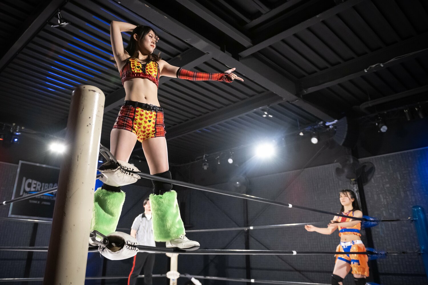 引退試合にて、ポーズを決める無村。対戦相手のパチ子も学生プロレス屈指の実力派だ