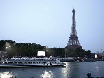 フランスはパリ五輪開会式をどう見たか？「魔法のよう」絶賛する新聞、「汚らわしい」激怒する右翼…開幕前の無関心→五輪一色の世論を現地報告＜Number Web＞ photograph by 代表撮影