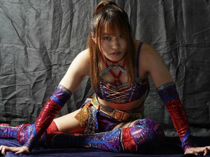 「家出して3カ月の漫喫暮らし」「枕をしたら仕事をやるよ」壮絶な過去を超えてスターダムの朱里が亡き母に誓う“赤いベルト”の夢＜Number Web＞ photograph by Essei Hara