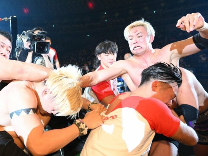 “掟破りの顔面蹴り”はオカダと清宮の大乱闘に発展…35年前、長州力vs前田日明の「顔面襲撃事件」を振り返って考える“スキャンダルの功罪”＜Number Web＞ photograph by 東京スポーツ新聞社