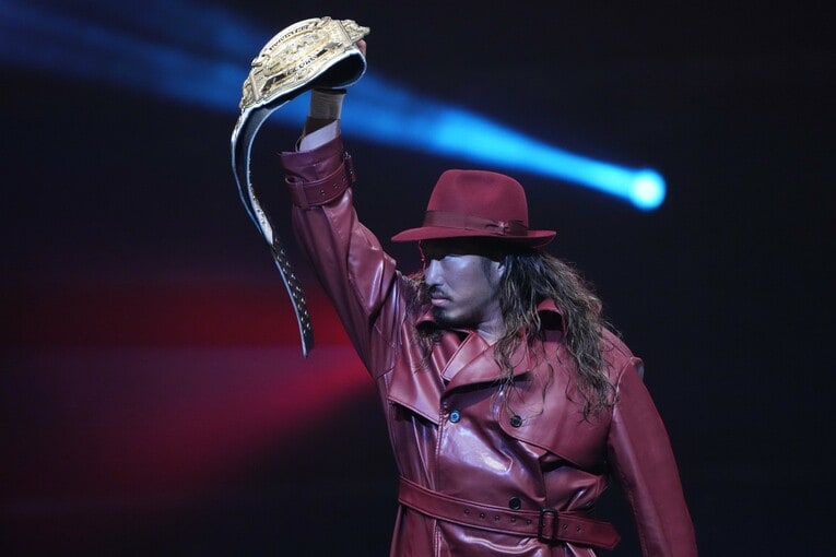 IWGP GLOBALのベルトを掲げる辻陽太　©Essei Hara