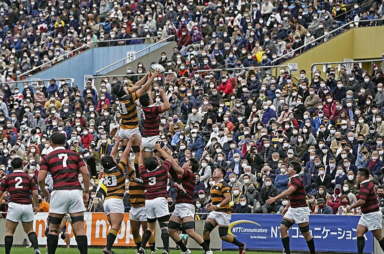 秩父宮ラグビー場で行われた関東大学リーグの早慶戦（11月23日）、ラインアウトの様子 ／ photograph by KYODO