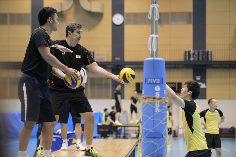 石川祐希にブロックを指導するフィリップ・ブラン（2017年）©︎Asami Enomoto