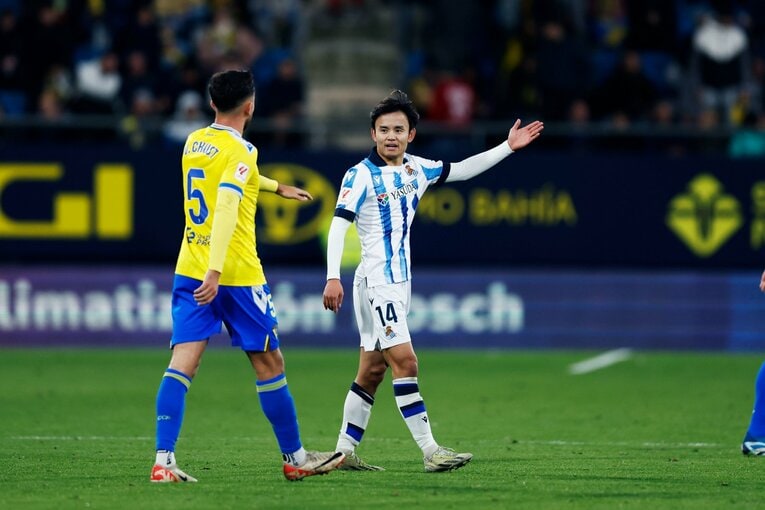 久保建英が悶絶「腹にパンチ＋プロレス技」の暴挙、だが観客席には「クボとソシエダに恋した」親子が…現地で見た“南スペインの情熱と闇”(11)