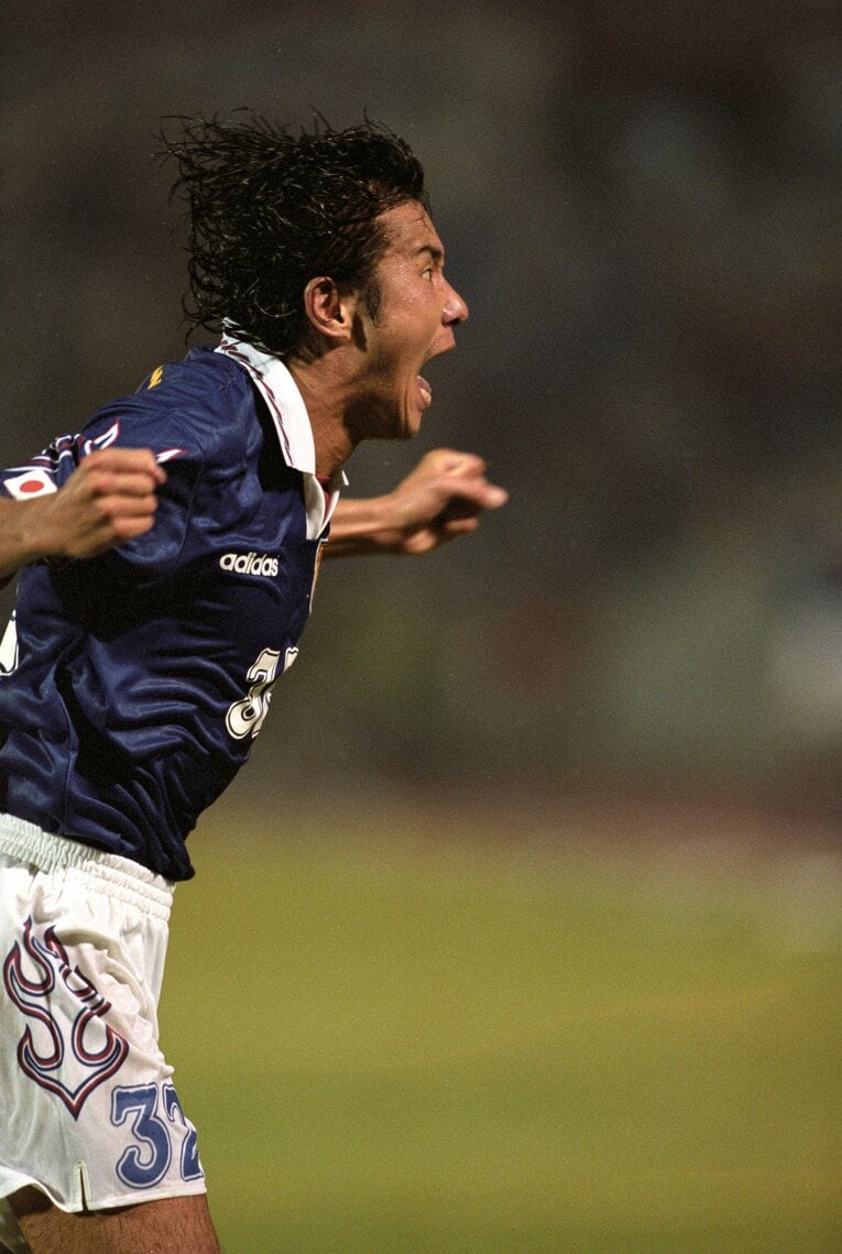 ゴールを決めて雄叫びあげる中山　©BUNGEISHUNJU