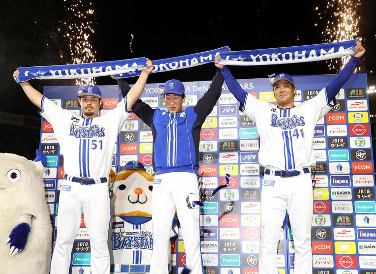 8月27日、宮崎敏郎、大貫晋一とともに初のハマスタのお立ち台に上がった佐々木千隼（右）　©Sankei Shimbun