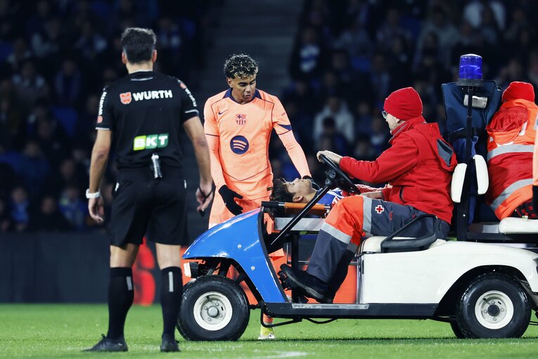 久保がケガをした瞬間の一部始終（全5枚中の5枚目。バルサ戦の写真は続きます）　©Daisuke Nakashima