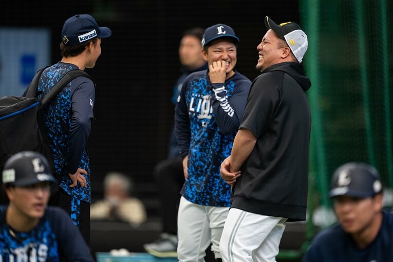 山川のもとを訪れる西武選手たち　©Nanae Suzuki