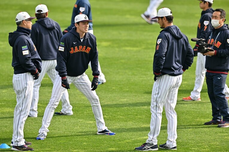 ストレッチをしながら佐々木に話しかけるダルビッシュ　©︎Hideki Sugiyama