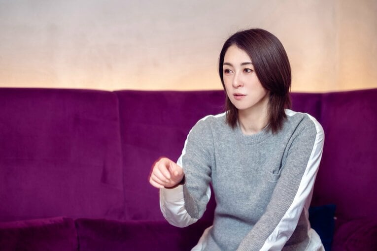 インタビューに答える菅山かおる　©Takuya Sugiyama