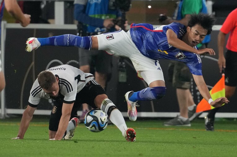 三笘薫とヨシュア・キミッヒのマッチアップ　©Masashi Hara