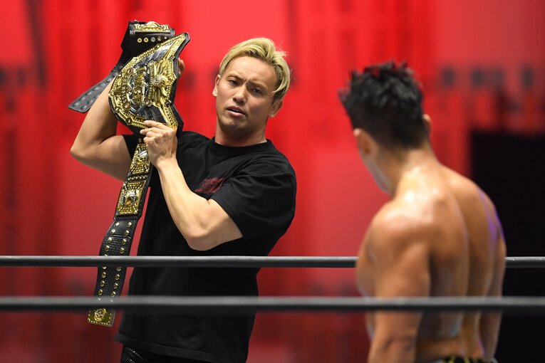 『NJC』を制したSANADAの前に立つオカダ・カズチカ